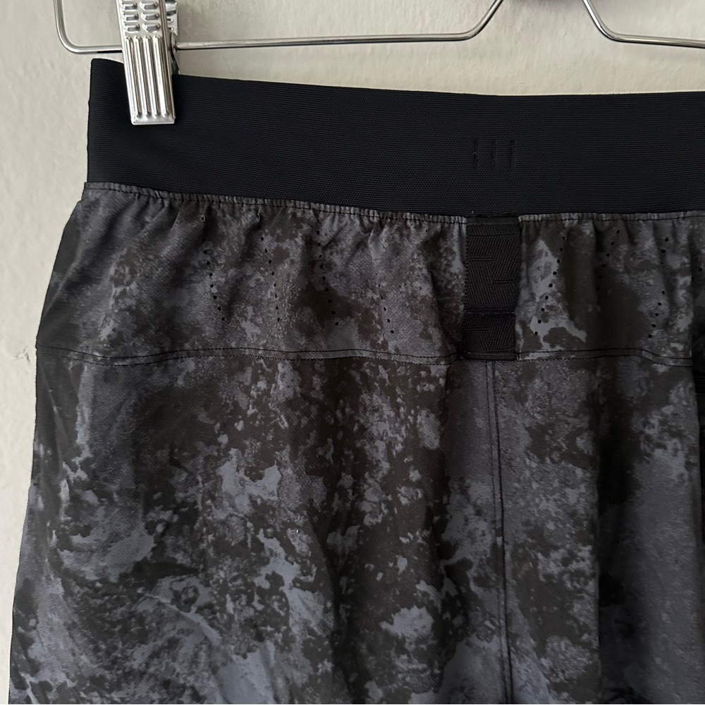Lululemon License to Train Short 7" *Lined
Tactile Print Anchor Black Small - Picture 13 of 14